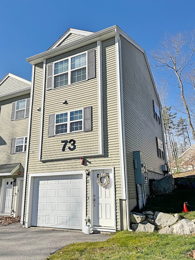 view of front facade featuring a garage