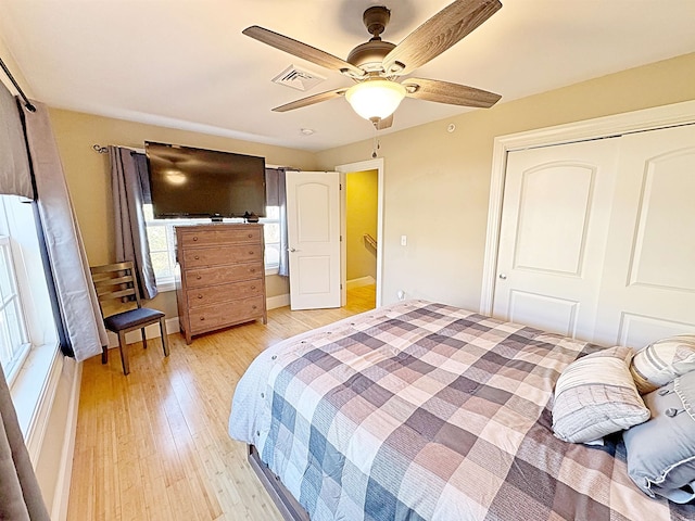 bedroom featuring light wood-type flooring, a closet, and ceiling fan