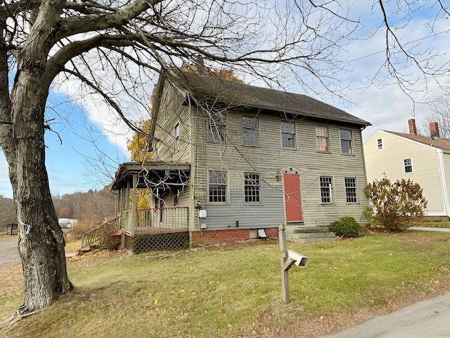 colonial-style house featuring a front yard