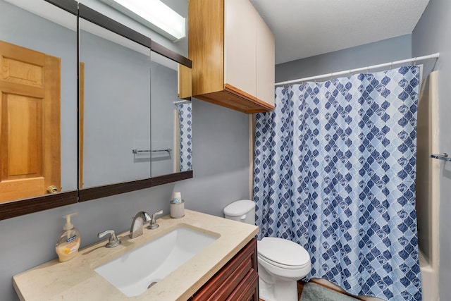 bathroom with a shower with curtain, vanity, and toilet