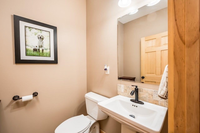 bathroom featuring toilet and sink