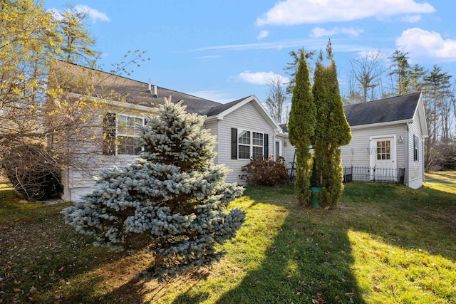 view of side of property featuring a lawn