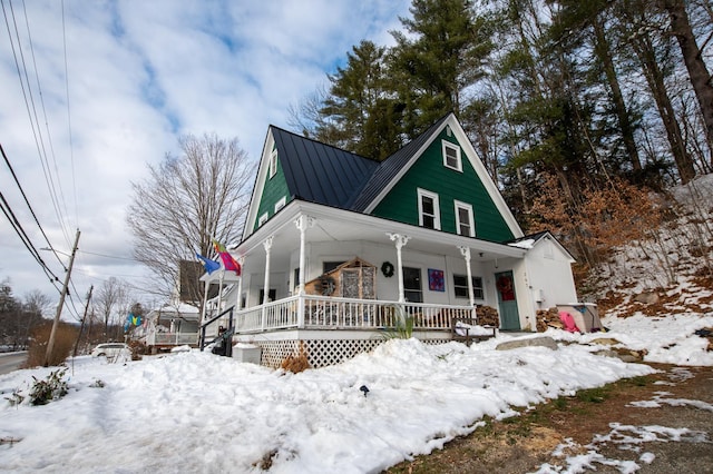 country-style home featuring a porch