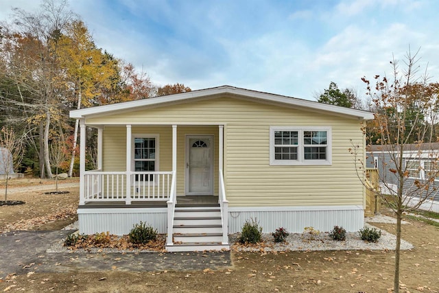 manufactured / mobile home featuring covered porch