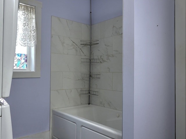 bathroom with tiled shower / bath combo