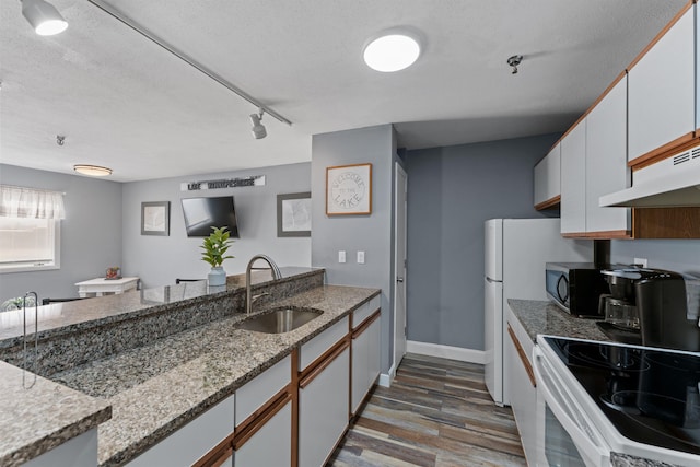 kitchen featuring a textured ceiling, white range with electric stovetop, dark wood-type flooring, sink, and white cabinets