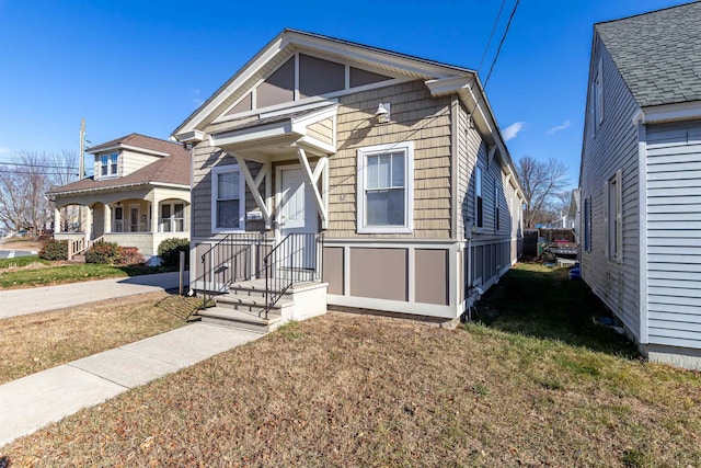 view of front facade featuring a front yard