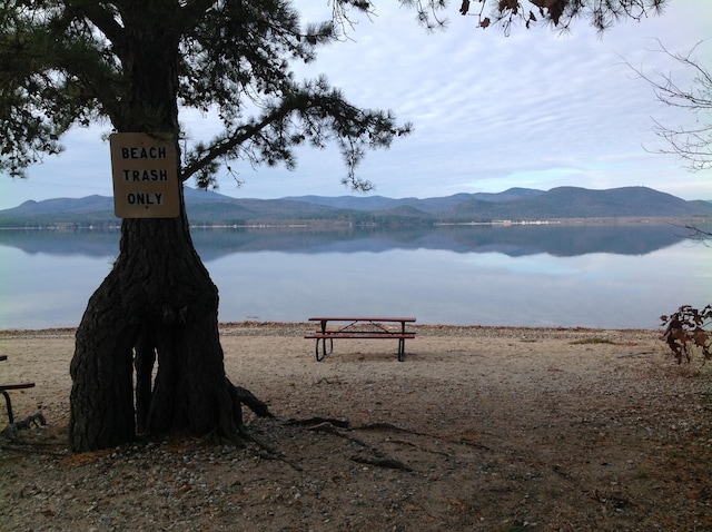 water view featuring a mountain view