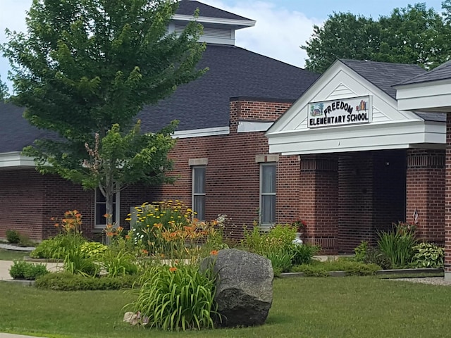 view of front of house featuring a front lawn