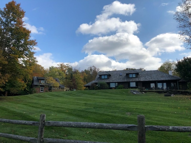 view of front of property featuring a front yard