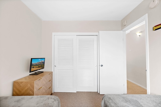 bedroom featuring carpet flooring and a closet