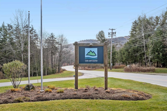 community sign with a yard