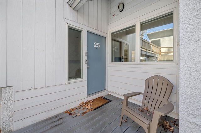 property entrance featuring a deck