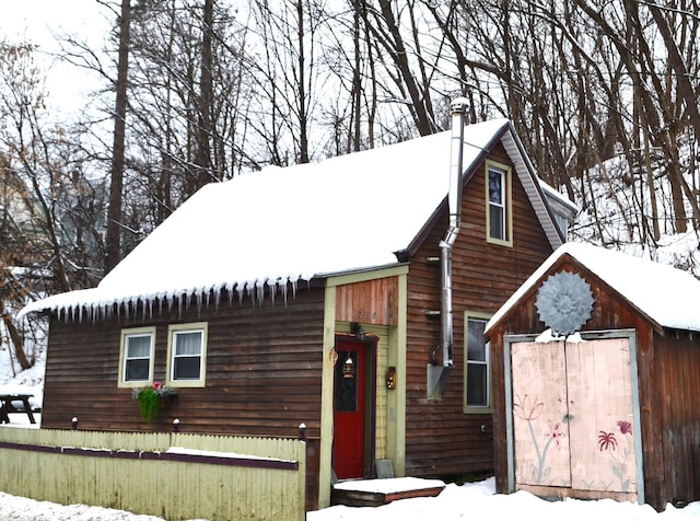 view of front of property with an outbuilding