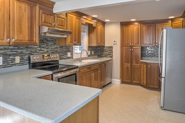 kitchen featuring decorative backsplash, sink, kitchen peninsula, and stainless steel appliances