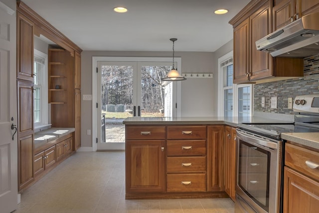 kitchen featuring decorative light fixtures, tasteful backsplash, and electric stove