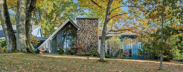 view of front of property with a front yard