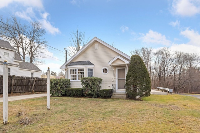 view of front of home featuring a front yard