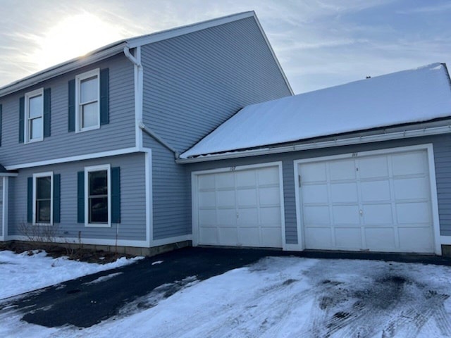 view of front facade featuring a garage