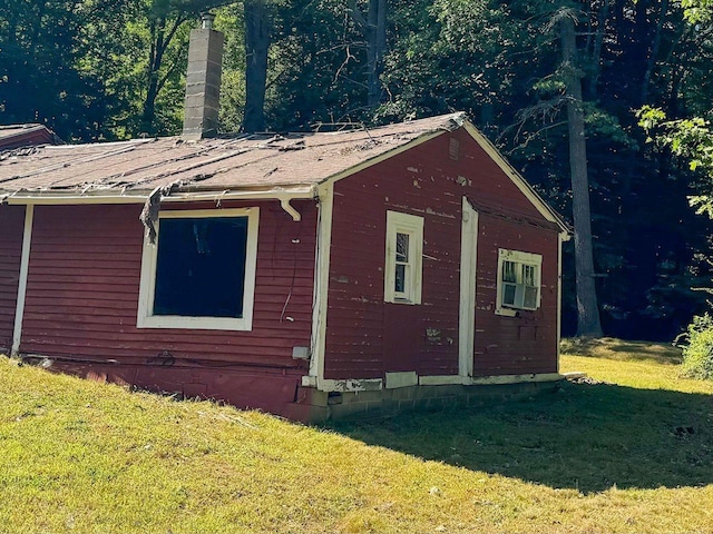 view of side of property featuring a yard