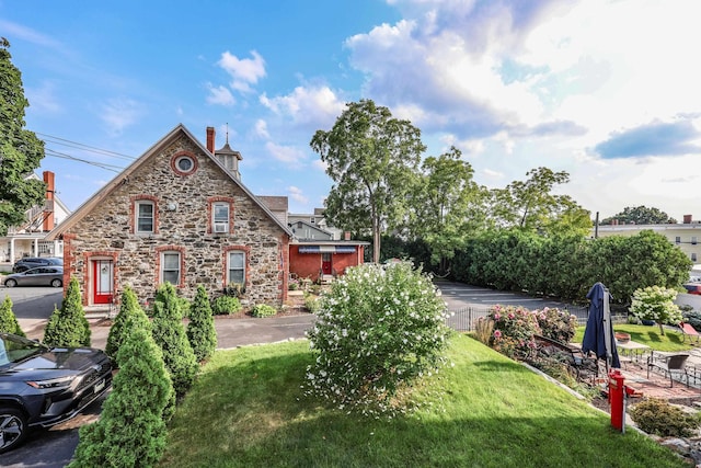 view of front of home with a front lawn