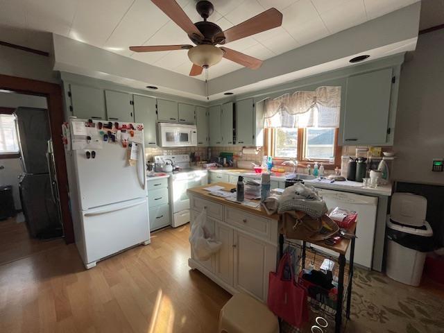 kitchen with tasteful backsplash, ceiling fan, light hardwood / wood-style flooring, and white appliances