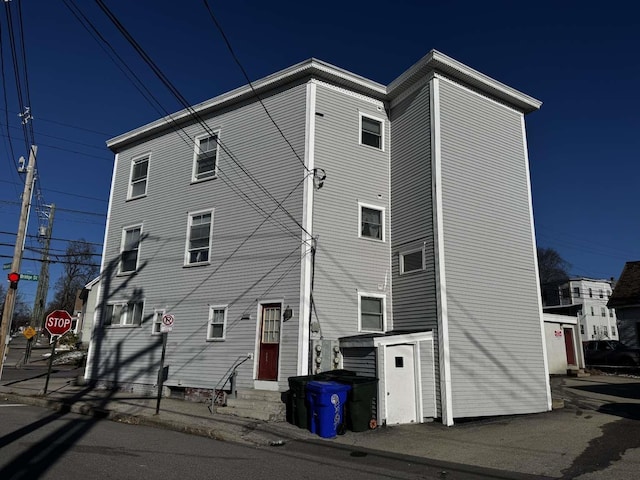 Listing photo 3 for 269-271 Bridge St, Manchester NH 03104