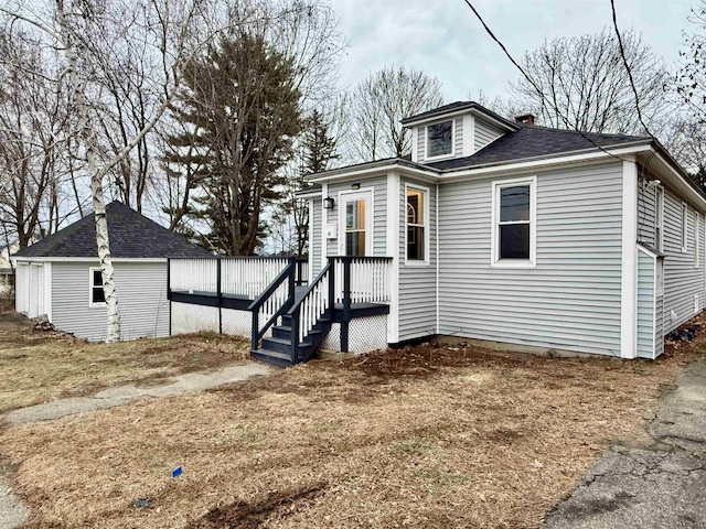 view of front of property with an outdoor structure