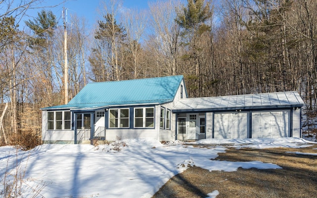 view of front facade featuring a garage