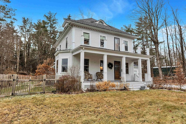 view of front of property featuring a front lawn, fence, and covered porch