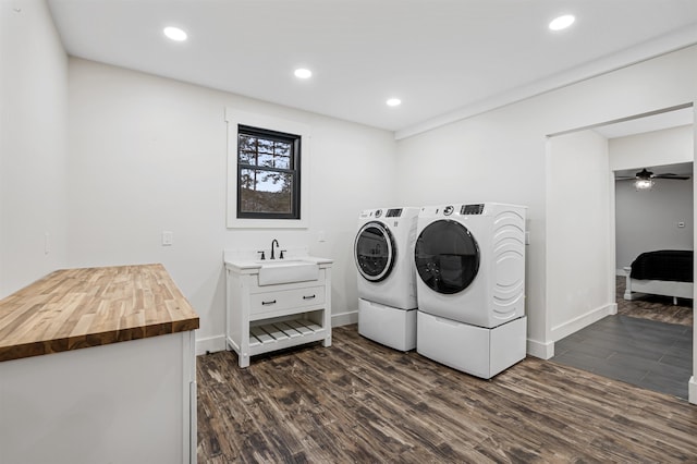 clothes washing area with ceiling fan, dark hardwood / wood-style flooring, independent washer and dryer, and sink