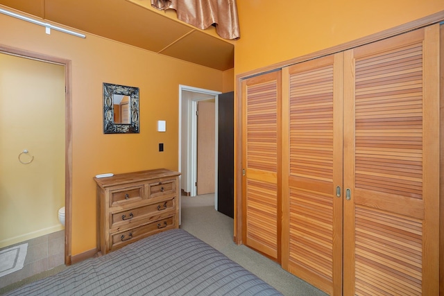 bedroom featuring carpet flooring and a closet