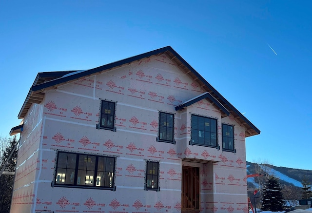 view of front of property featuring a mountain view