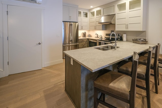 kitchen with sink, white cabinetry, tasteful backsplash, kitchen peninsula, and stainless steel appliances