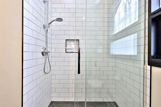 bathroom featuring tiled shower