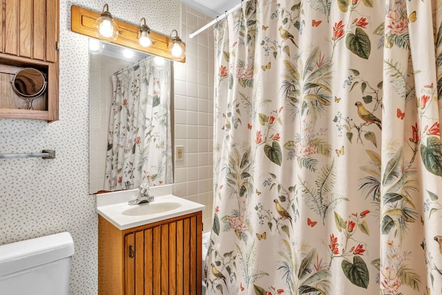 bathroom featuring a shower with shower curtain, vanity, and toilet