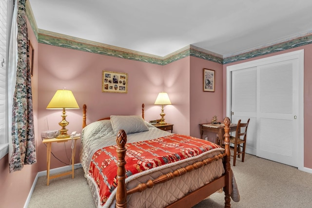 bedroom featuring carpet flooring and a closet