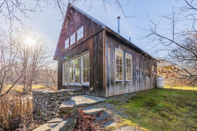 view of side of property featuring a lawn