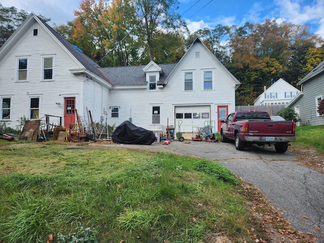 view of front of home featuring a front lawn