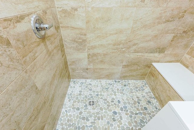 bathroom featuring a tile shower