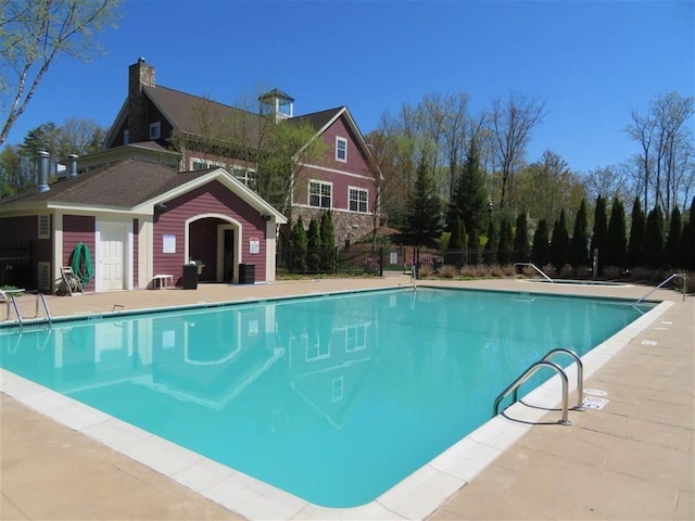 view of swimming pool