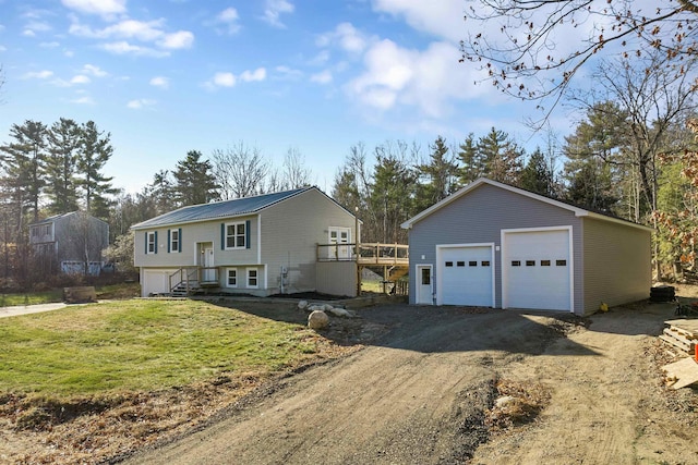 view of front of property featuring a front lawn