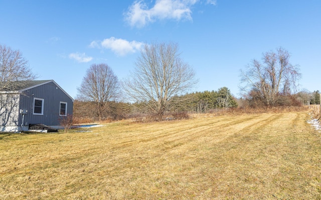 view of yard with an outbuilding