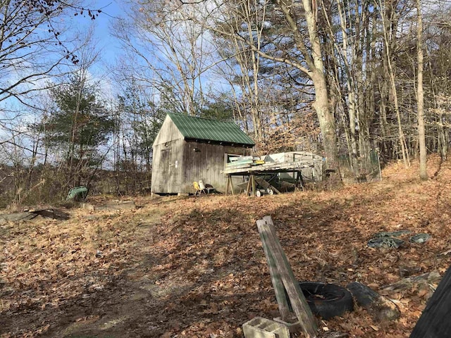 view of yard featuring a shed