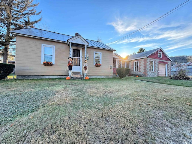 view of front of home featuring a front lawn and a garage