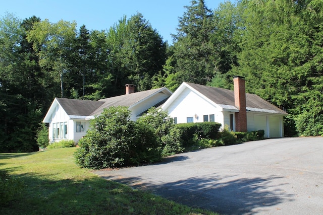 view of front of home featuring a garage and a front yard