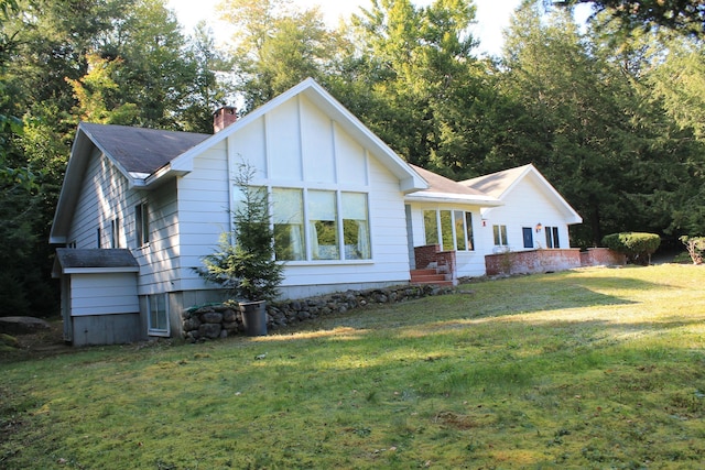 view of front facade with a front yard