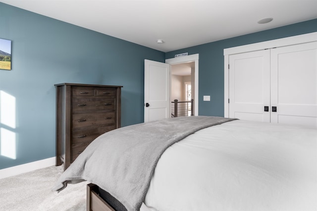 bedroom featuring carpet flooring and a closet