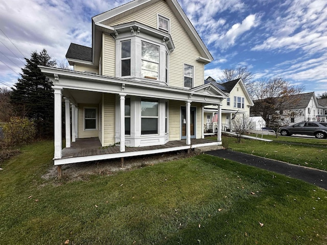 view of front of property featuring a front lawn and covered porch