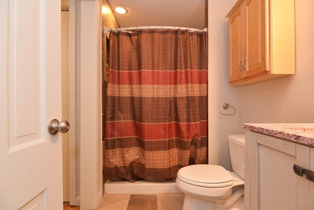 bathroom featuring a shower with shower curtain, vanity, and toilet